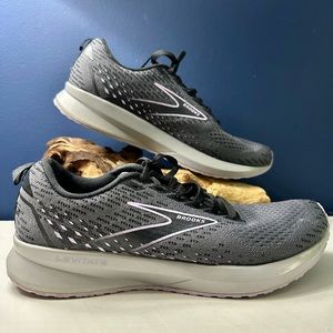Brooks levitate 5 women’s running shoes. Size 9